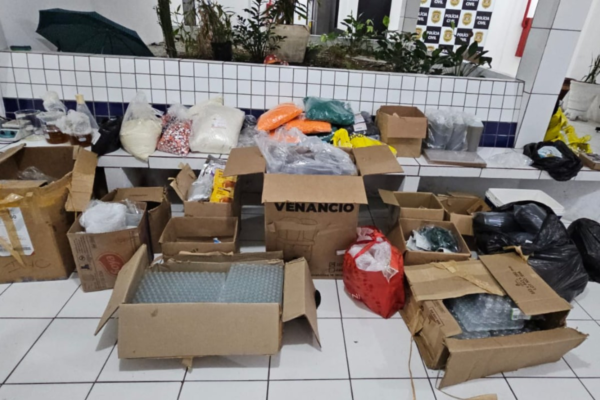 Químico é preso após polícia encontrar fábrica clandestina de whey protein e anabolizantes no litoral de SP