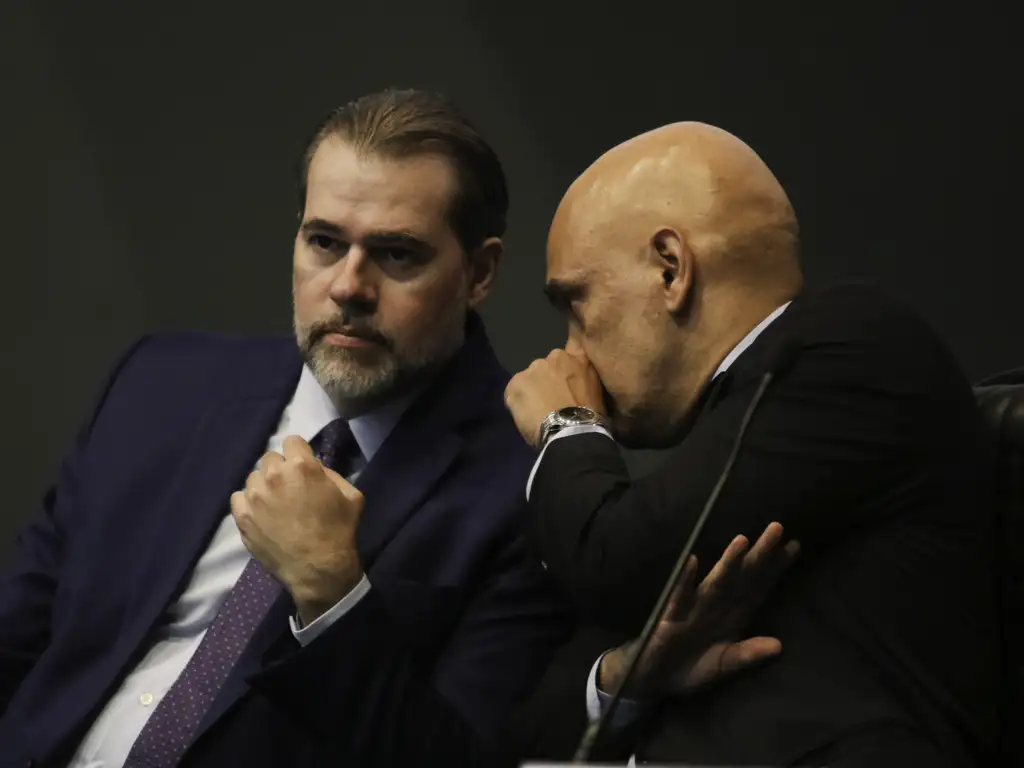 Redes sociais podem responder por conteúdos de usuários, diz Toffoli em voto