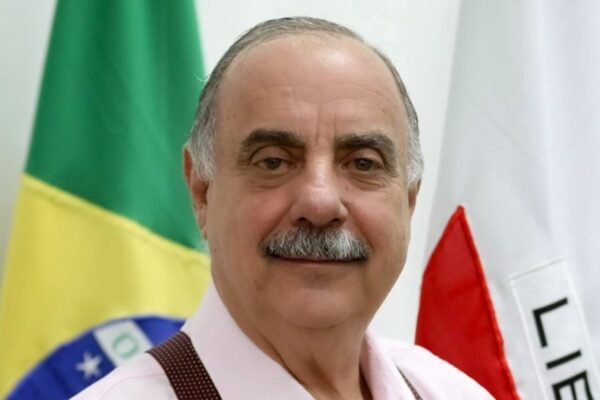 Prefeito de Belo Horizonte é internado com pneumonia