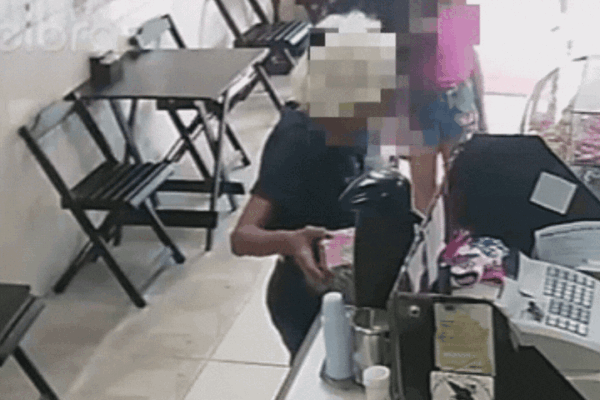 Idosa furta ‘caixinha de Natal’ de funcionários de doceria: ‘Cômico se não fosse trágico’; VÍDEO