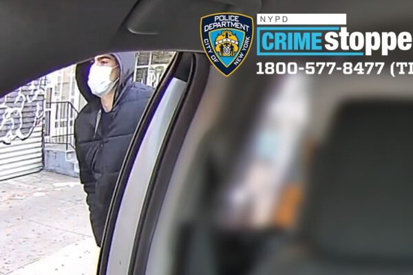 Polícia de Nova York divulga nova fotos
do assassino de CEO; FBI oferece até R$ 300 mil por dados sobre fugitivo