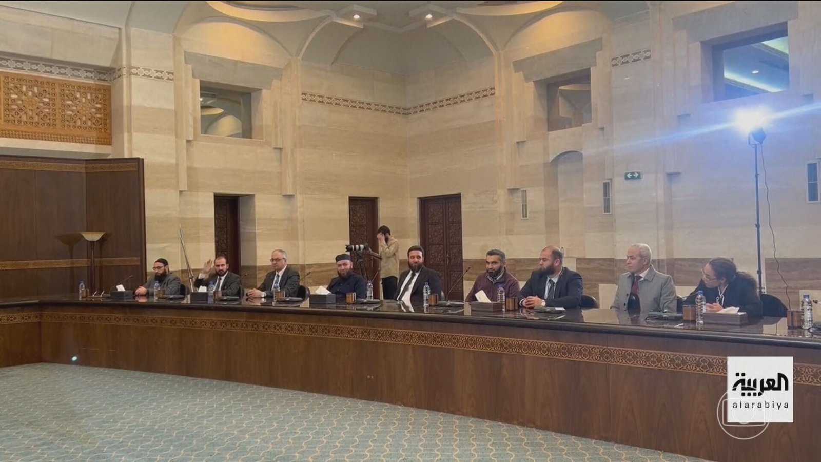 Governo interino da Síria diz que vai suspender Constituição e Parlamento durante transição, diz agência