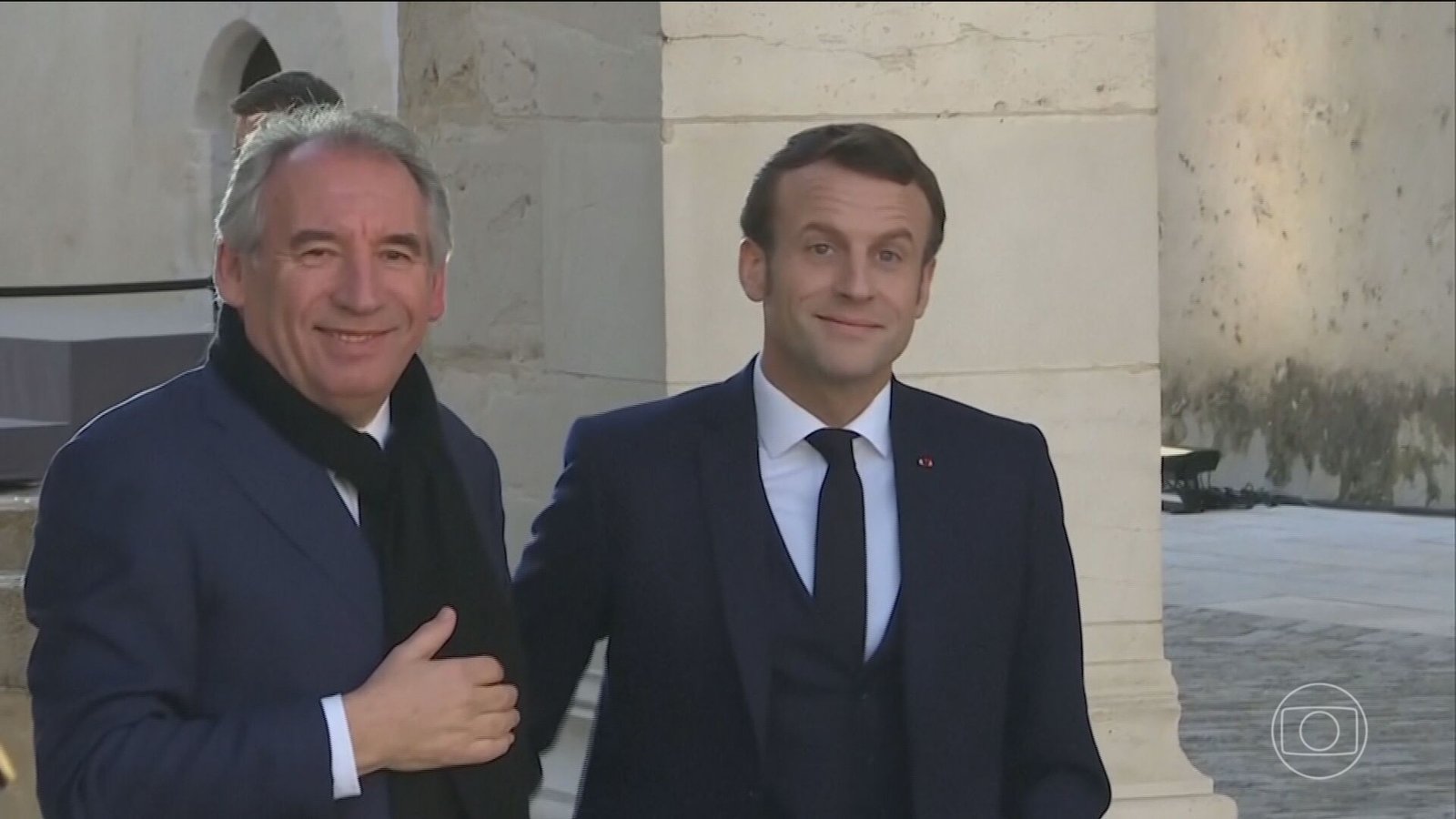 Macron tem um novo primeiro-ministro, mas os mesmos problemas de sempre