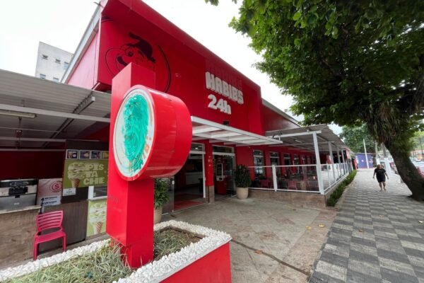 Auxiliar de cozinha estuprada por ‘vingança’ pelo chefe está traumatizada: ‘Não sai de casa’, diz mãe
