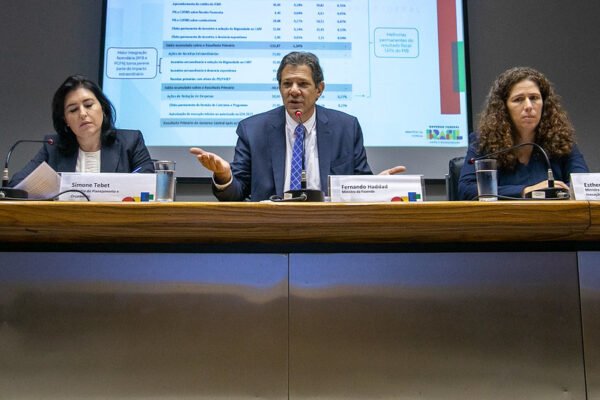 Governo falhou na apresentação das medidas de corte, diz ministra de Lula