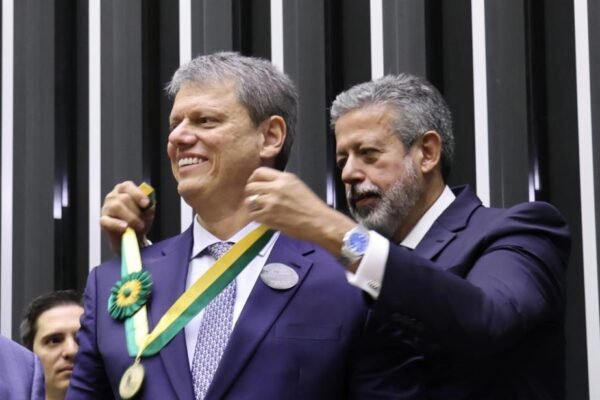 Tarcísio garante permanência de Derrite no cargo