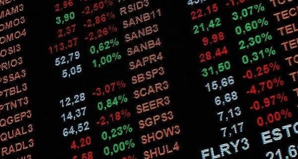 Investidores perderam confiança na capacidade do governo Lula de conter crise fiscal, diz Bloomberg