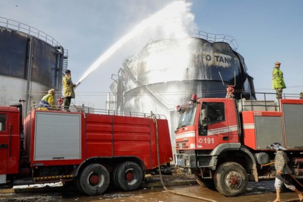 Ataques de Israel atingem capital e cidade portuária controladas pelos rebeldes do Iêmen