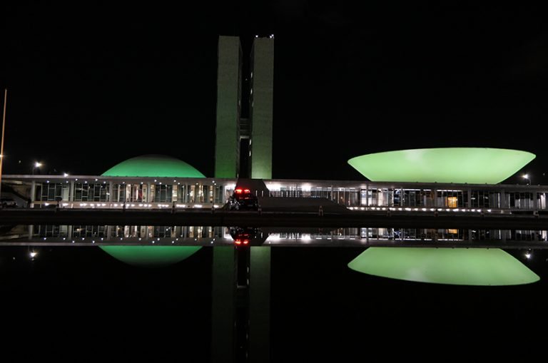 Iluminação verde e projeção no Congresso celebram Dia Internacional das Pessoas com Deficiência