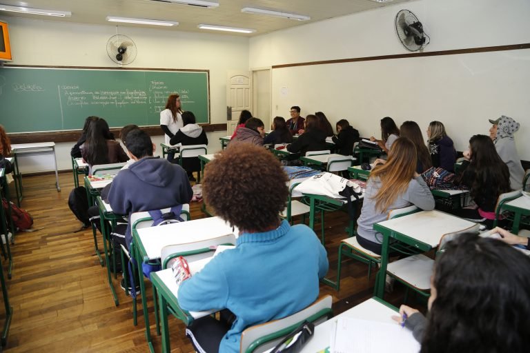 Lei torna Pronampe permanente e destina R$ 4 bi para Programa Pé-de-Meia