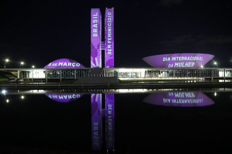 Congresso recebe projeção de frases e imagens por fim da violência contra as mulheres