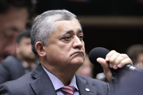 Sem votos para PEC do ajuste fiscal, Lira marca votação para esta quinta