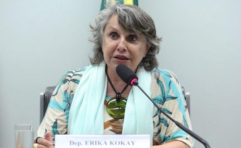Comissão aprova projeto que prevê piso salarial de R$ 5,5 mil para assistente social