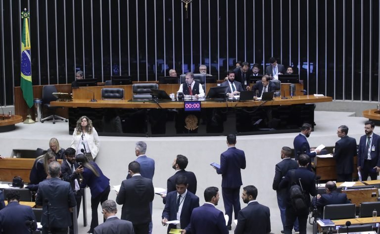 Câmara dos Deputados pode votar hoje pedidos de urgência para projetos do ajuste fiscal