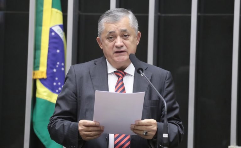 Deputados aprovam urgência para projeto sobre dedução fiscal de instituições financeiras; acompanhe