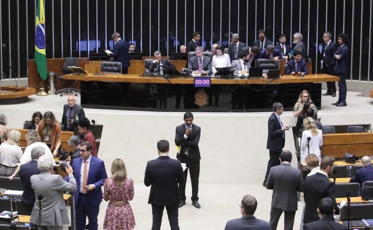 Câmara analisa neste momento projeto que regulamenta a reforma tributária; acompanhe