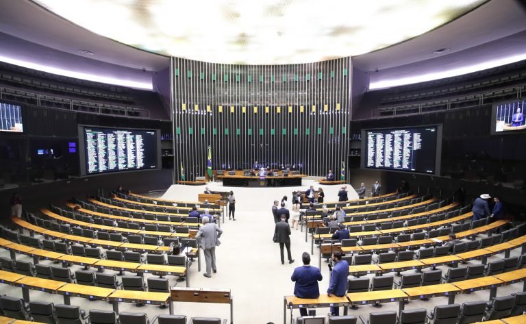 Deputados rejeitam urgência para projeto sobre dedução fiscal de instituições financeiras; acompanhe