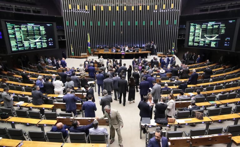 Câmara pode concluir hoje votação de projeto do ajuste fiscal com novo limite de gastos em caso de déficit nas contas