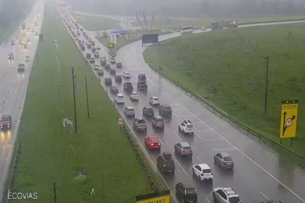 Motoristas enfrentam mais de 50 km de congestionamento em rodovias no litoral de SP