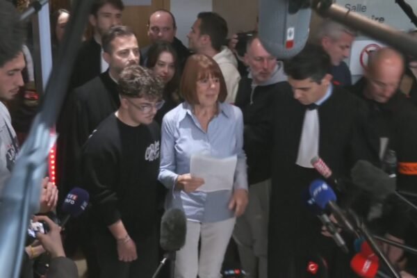 ‘Estamos todas na mesma luta’: Gisèle Pelicot, dopada por ex-marido e estuprada por 70, sai aplaudida de tribunal após condenação de culpados