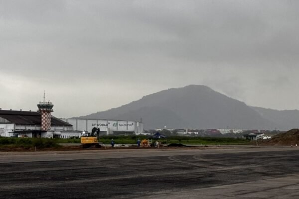 Guarujá assina contrato para Aeroporto Civil Metropolitano com investimento de R$ 2,7 milhões e voo em 2025