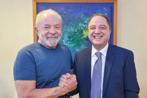 Lula passou por novo procedimento e está acordado, diz médico