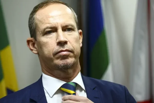 Na véspera de seu casamento, Dino janta com Moraes