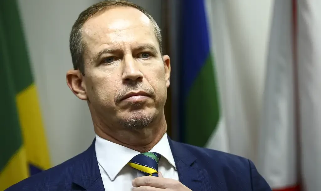 Na véspera de seu casamento, Dino janta com Moraes