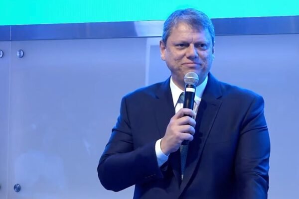 Tarcísio usa IA para ‘passear’ com Elon Musk no centro de São Paulo