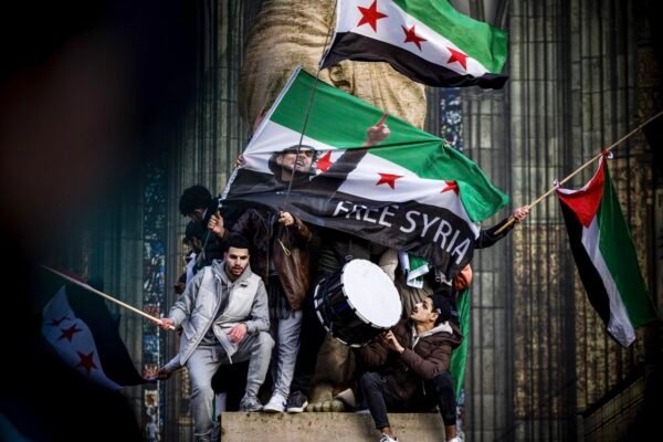 Europa está dividida entre repatriar sírios e preencher lacunas no mercado de obra