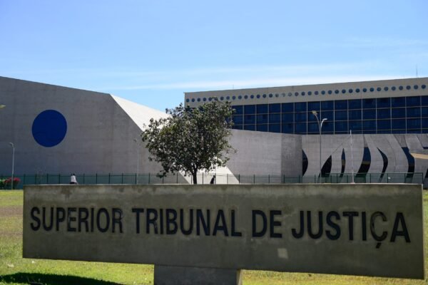 Em sessão no STJ, ministro diz que já foi eleito o ‘mais bonito’ da Corte