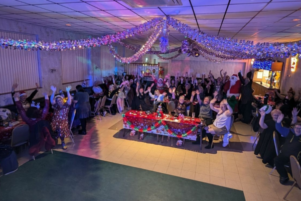 A mulher solitária que fez 300 amigos em 6 semanas após post em rede