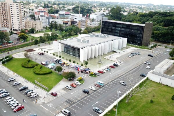 Cidades do Paraná aumentam salários de vereadores para a próxima legislatura