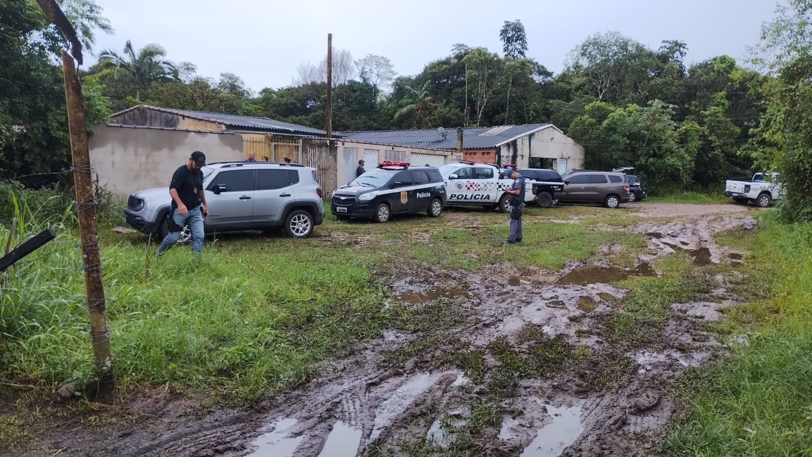 Mulher encontra filhos mortos em casa no litoral de SP