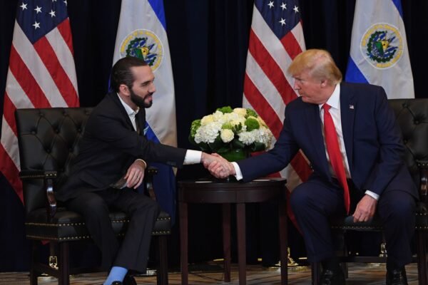 Trump finaliza acordo com Bukele para despachar para El Salvador imigrantes deportados de outras nacionalidades