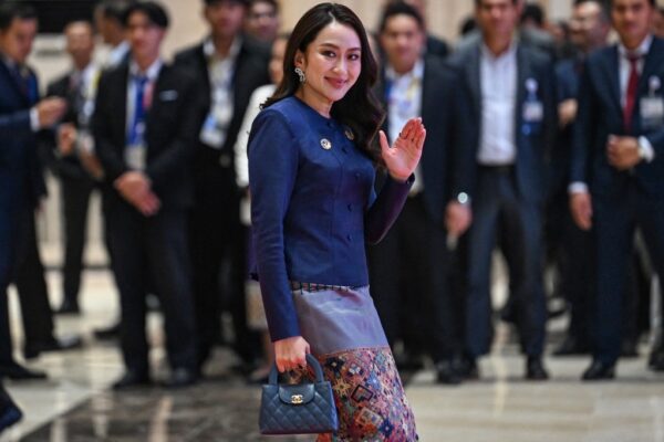 Primeira-ministra da Tailândia revela fortuna de R$ 2,4 bilhões, com 217 bolsas de grife e 75 relógios de luxo