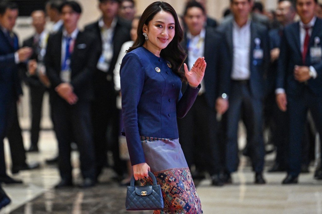 Primeira-ministra da Tailândia revela fortuna de R$ 2,4 bilhões, com 217 bolsas de grife e 75 relógios de luxo