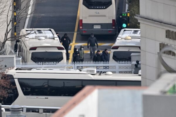 Residência do presidente da Coreia do Sul é transformada em ‘fortaleza’ com cercas de arame farpado e barricadas com veículos