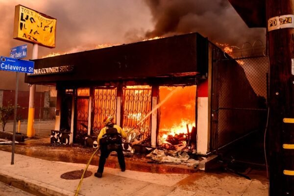 FOTOS e VÍDEOS mostram pior incêndio da história de Los Angeles