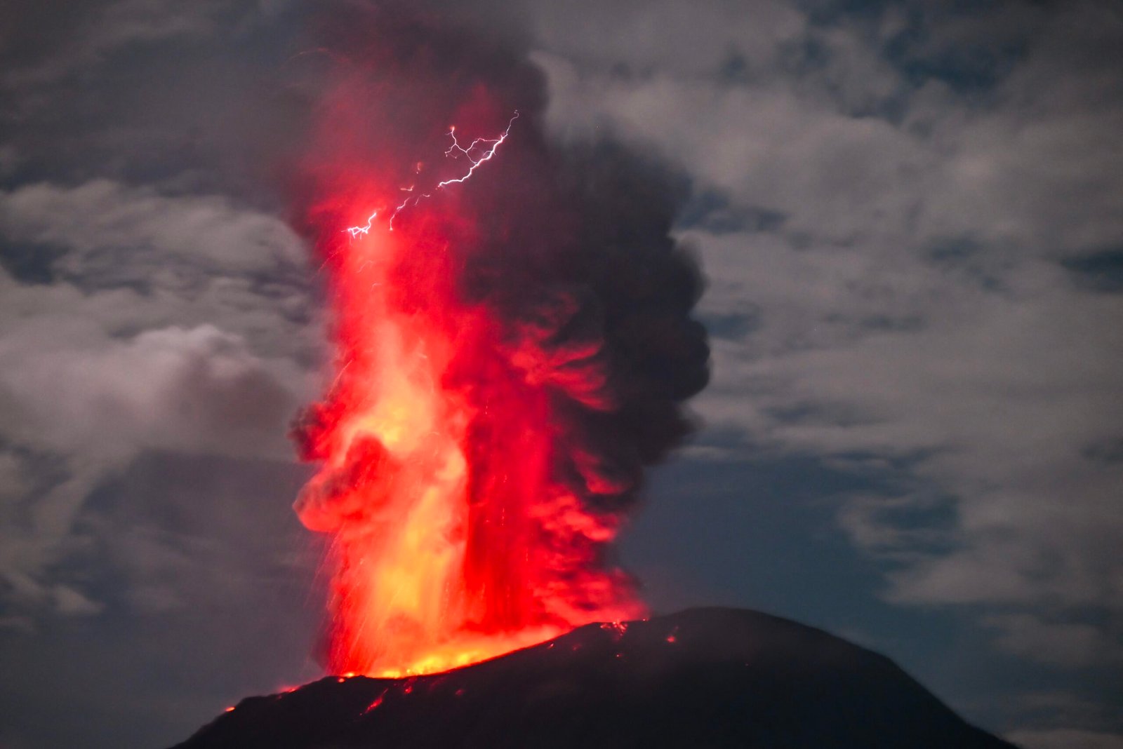 Vulcão entra em erupção na Indonésia e projeta nuvem de fumaça quilométrica no céu