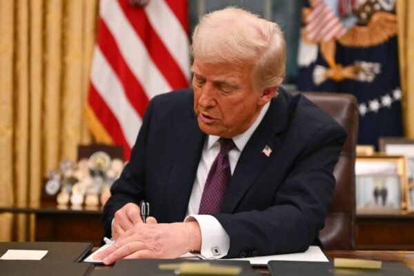 Decreto de Trump suspenso pela Justiça atingia filhos de imigrantes e turistas, e poderia afetar brasileiros; entenda