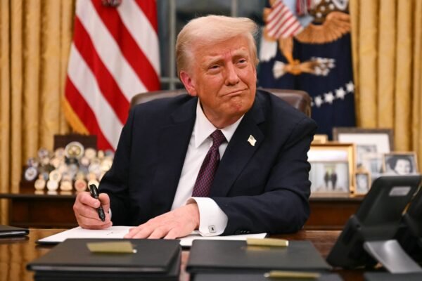 Deportação em massa, perdão aos acusados de 6 de janeiro, saída do Acordo de Paris: o que Trump fez nos primeiros dias de governo