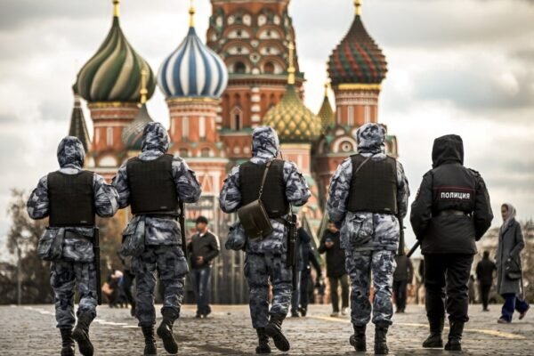 Ucrânia lança drones contra Moscou e força fechamento de aeroportos, diz Rússia