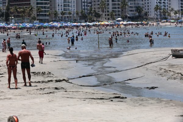 Sabesp não encontra problema na rede de esgoto que possa ter contaminado o mar e causado surto de virose