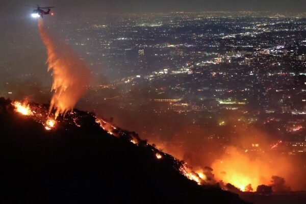 Aviões-tanque, caminhões e bombeiros: como Los Angeles está combatendo o pior incêndio da sua história