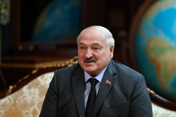 Em disputa sem oposição, Lukashenko é reeleito presidente de Belarus para o 7º mandato