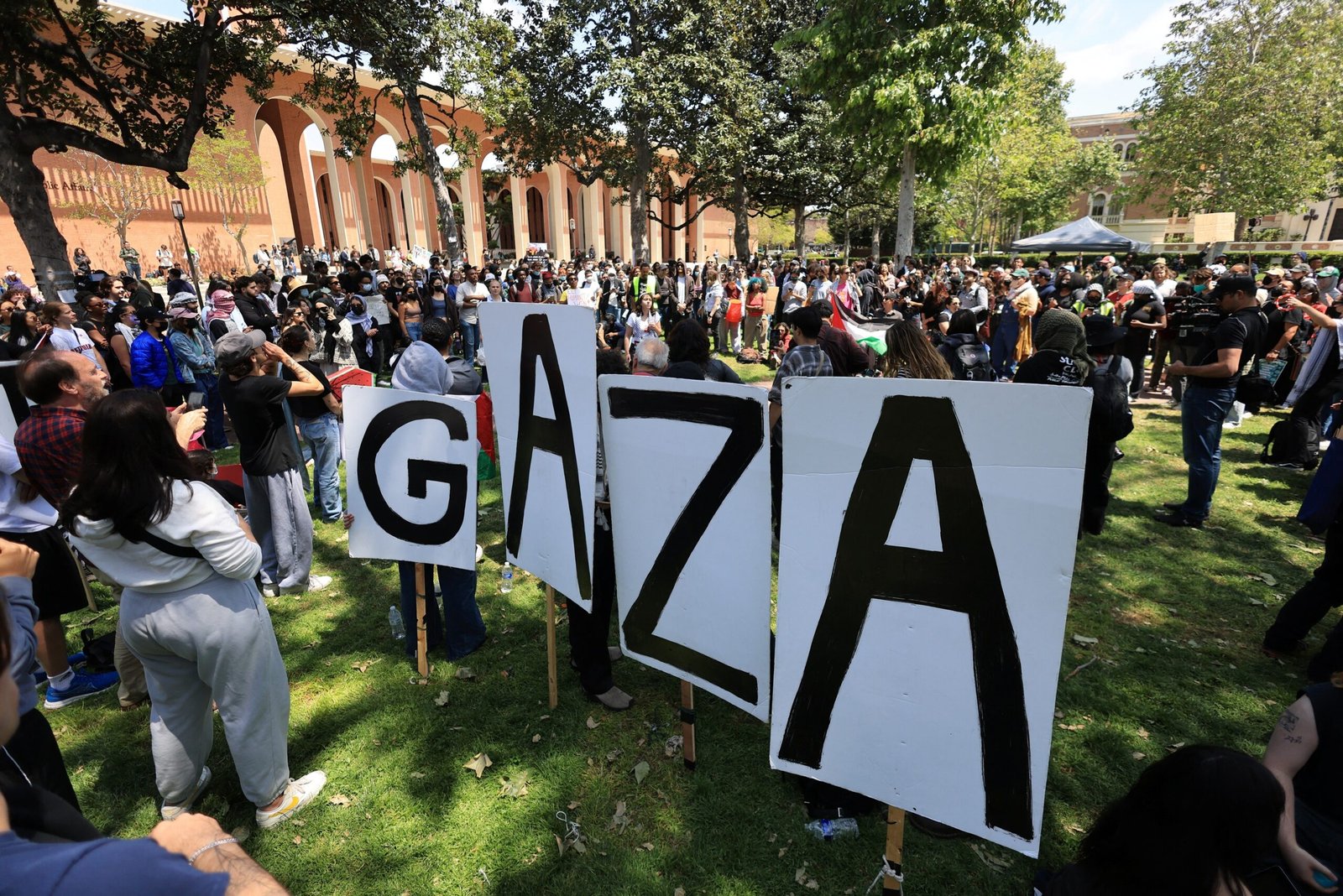 Vistos de estudantes universitários ‘simpatizantes do Hamas’ serão cancelados, diz Casa Branca