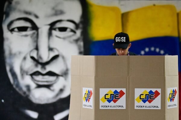 Após dizer sem provas que venceu eleição, Maduro toma posse na Venezuela em meio à violência, autoritarismo e isolamento