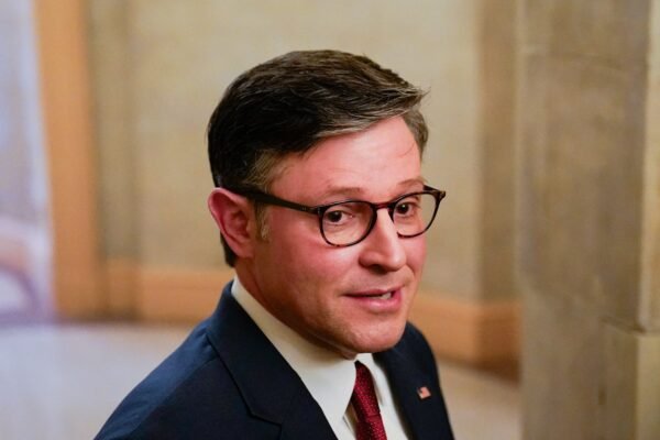 Mike Johnson se reelege presidente da Câmara dos EUA em votação tensa e com racha entre republicanos