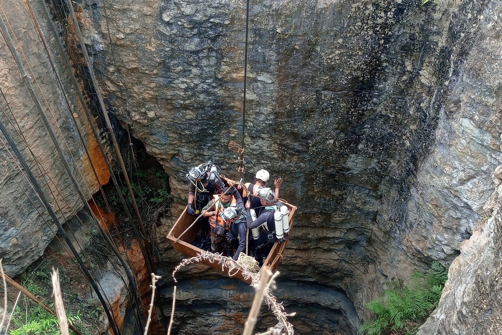 Socorristas tentam resgate de nove mineiros presos em mina de carvão na Índia; 3 deles podem estar mortos